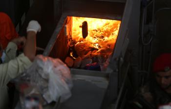 القضاء العسكري بغزة يتلف كميات من المخدرات (تصوير: محمود أبو حصيرة)