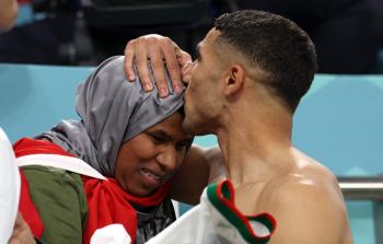 اللاعب أشرف حكيمي مع والدته عقب الانتصار على بلجيكا
