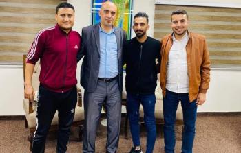 اللاعب الدلو يتوسط رئيس ومدرب نادي اتحاد بيت حانون