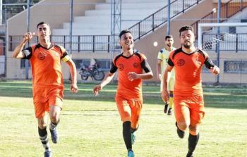 اللاعب إبراهيم أبو سيف الأول من اليمين