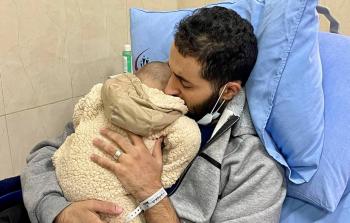 المعتقل السياسي أحمد هريش يحضن مولوده البكر لأول مرة اليوم عقب إفراج أمن السلطة عنه