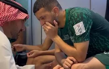 وزير الرياضة السعودي يواسي لاعب منتخب بلاده