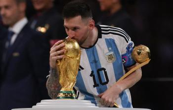ميسي صائد الأرقام القياسية يضيف لقب أفضل لاعب الى سجله الخارق