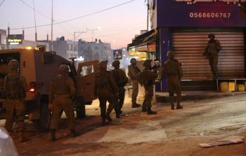 قوات الاحتلال تنتشر في نابلس عقب إعدامها شابًّا فلسطينيًّا بدم بارد