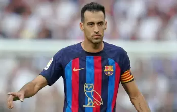 ميسي يتسبب بقرار جديد من بوسكيتس بشأن مصيره مع برشلونة