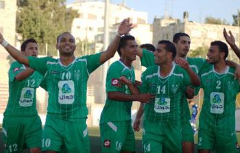 العمور وزملائه بقميص الأمعري في موسم سابق