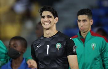 عملاق إنجليزي ينافس بايرن ميونيخ على الحارس المغربي ياسين بونو