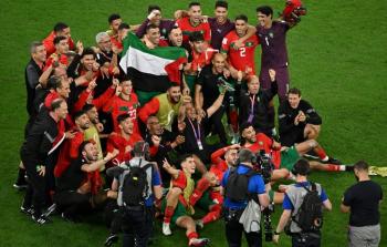 لاعبو المغرب يحتفلون برفع علم فلسطين بعد تجاوز إسبانيا