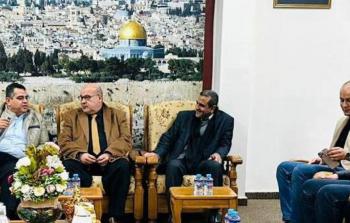 هنية خلال استقباله الدعاليس والوفد الحكومي