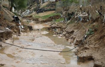 مشهد من تأثر انجراف التربة من وادي السلقا جراء فتح الاحتلال لسدود مياه الأمطار (تصوير: محمود أبو حصيرة)