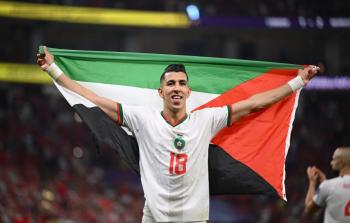 اللاعب المغربي جوادالياميق يرفع علم فلسطين احتفاءً بفوز منتخبه