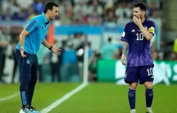 حديث ميسي وسكالوني