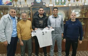 أبو زعيتر يتوسط مجلس الإدارة والجهاز الفني لفريق الصداقة
