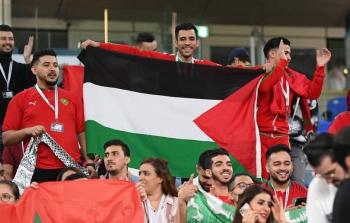 الجماهير المغربية ترفع علم فلسطين