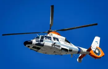 لاعبو الأرجنتين يحيّون الجماهير من داخل الطائرة