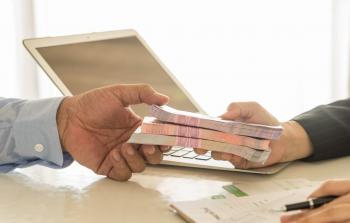 اختصاصيون يحذّرون من نتائج الاقتراض البنكي غير المدروس على الاقتصاد
