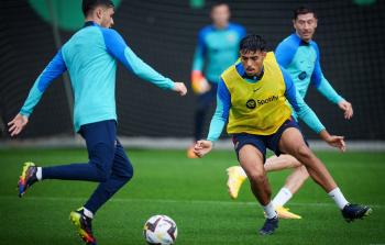 لاعب عربي بديلاً لبيكيه في برشلونة.. من هو شادي رياض؟
