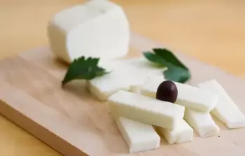 استبدل جبنة الفيتا بالحلوم أو الموزاريلا.. لهذا السبب!