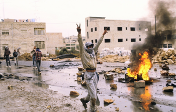 مشهد حي من الانتفاضة الأولى 