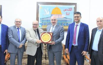 جانب من زيارة الدعليس لمستشفى شهداء الأقصى