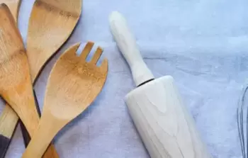 هكذا يتم تنظيف الأواني الخشبية