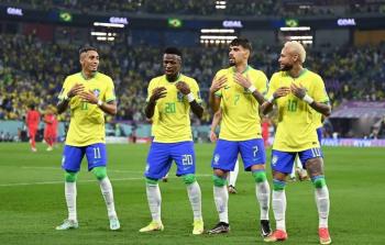 احتفال لاعبي البرازيل بأحد الأهداف