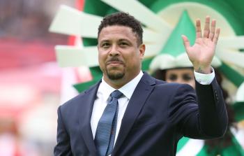 رونالدو يحاول إقناع نجم برشلونة السابق بتدريب البرازيل
