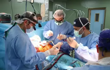 طاقم طبي يبدأ بإجراء عشرات عمليات القلب المفتوح بغزة