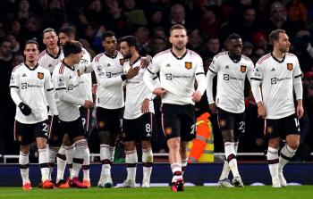 مانشستر يونايتد يقرر بيع مدافع ولاعب وسط