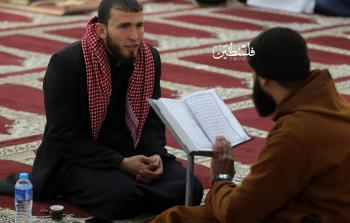 شاب يسرد القرآن الكريم ضمن مشروع 