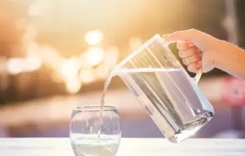 الماء يبطئ الشيخوخة ويطيل العمر.. وهذه الكمية الموصى بها