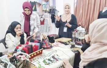 فتياتٌ من ذوي الإعاقة السمعية يجدن في تعلم التطريز 