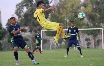 اللاعب يوسف لولو يرتدي القميص الأصفر