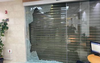 إطلاق نار يستهدف مبنى خدمات الجمهور في بلدية الخليل