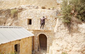 فراس ويونس الشويكي يبدعان في بناء منتزه على الطراز المعماري القد