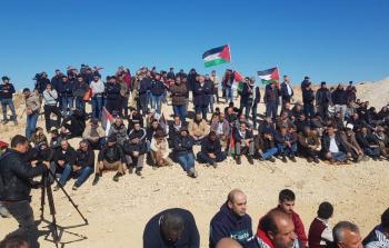 المئات يؤدون 