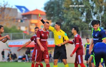 أثناء اشهار الحكم أبو شهلا بطاقة صفراء