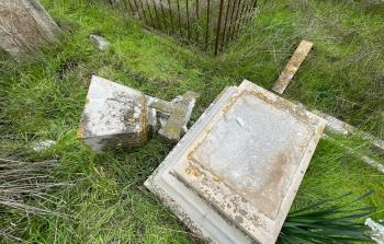 مستوطنون يقتحمون ويدنسون مقبرة مسيحية بالقدس