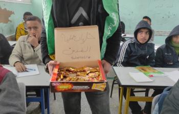 الكتلة الإسلامية توزع الحلوى مباركة لعملية القدس