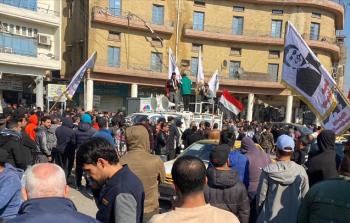آلاف العراقيين يتدفقون لبغداد احتجاجًا على تراجع صرف الدينار لهذا الرقم
