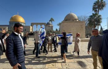 مستوطنون يقتحمون المسجد الأقصى المبارك ويرفعون العلم في باحاته