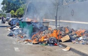 حرق النفايات بين الأحياء السكنية.. خطر يَدْهم الصحة والبيئة