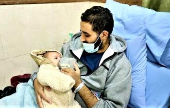 أحمد هريش برفقة طفله - صورة أرشيفية