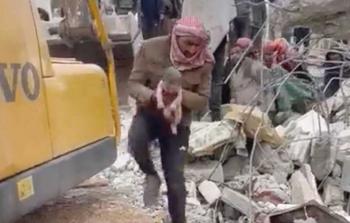 مشهد حي للطفل الذي ولد تحت الأنقاض وفارقت الحياة بحلب