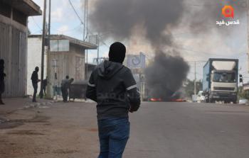 جانب من المواجهات التي اندلعت بين الشبان وقوات الاحتلال في بلدة عزون شرق قلقيلية
