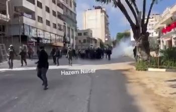 مشهد من اعتداء أمن السلطة على جنازة الشهيد عبد الفتاح خروشة