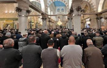 مئات المقدسيين يؤدون صلاة فجر الرابع من رمضان في الأقصى