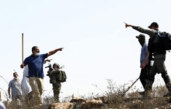 مستوطنون تحميهم قوات الاحتلال يعتدون على فلسطينيين- أرشيف