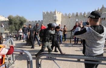 جنود الاحتلال ومستوطنوه ينكلون بفتى مقدسي عند باب العامود- أرشيف