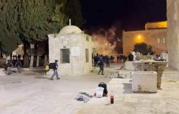 الاحتلال أطلق القنابل الصوتية والغاز المسيل للدموع في باحات الأقصى